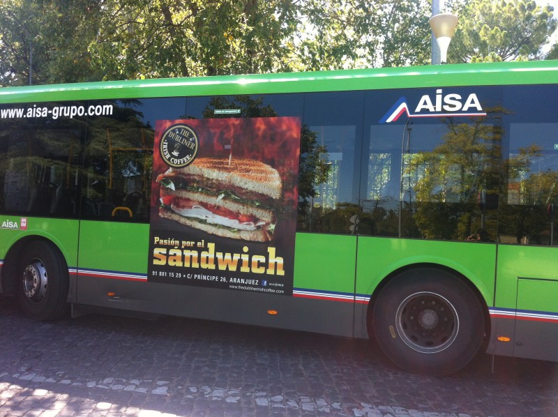Cartel Sandwich Dubliner en Autobus