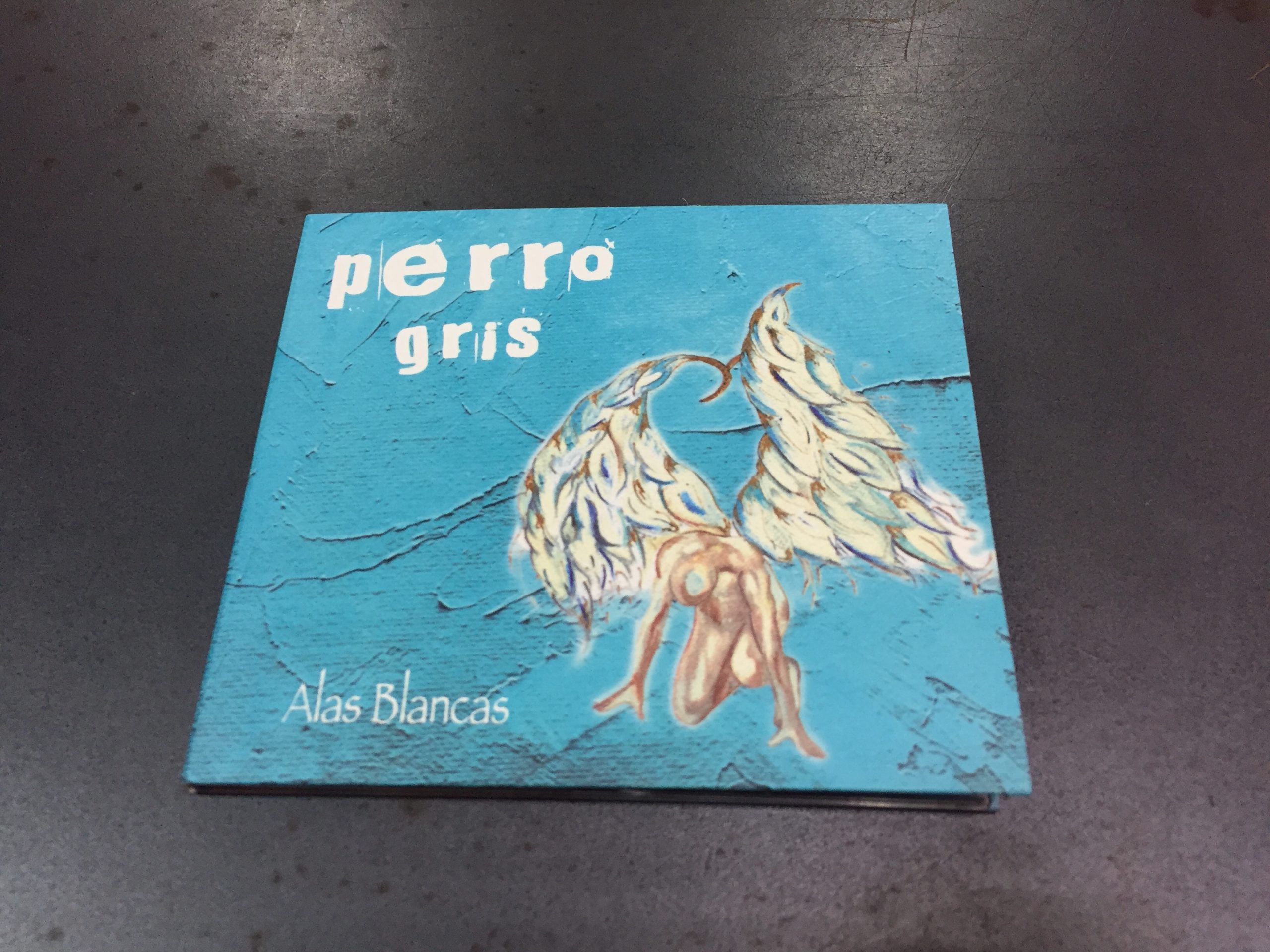 Resultado del diseño gráfico que hemos realizado para el quinto y nuevo disco “Alas Blancas” de Rafael de la Rubia con su grupo PERRO GRIS.