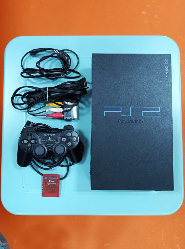 PlayStation 2 con un mando y memory card 3